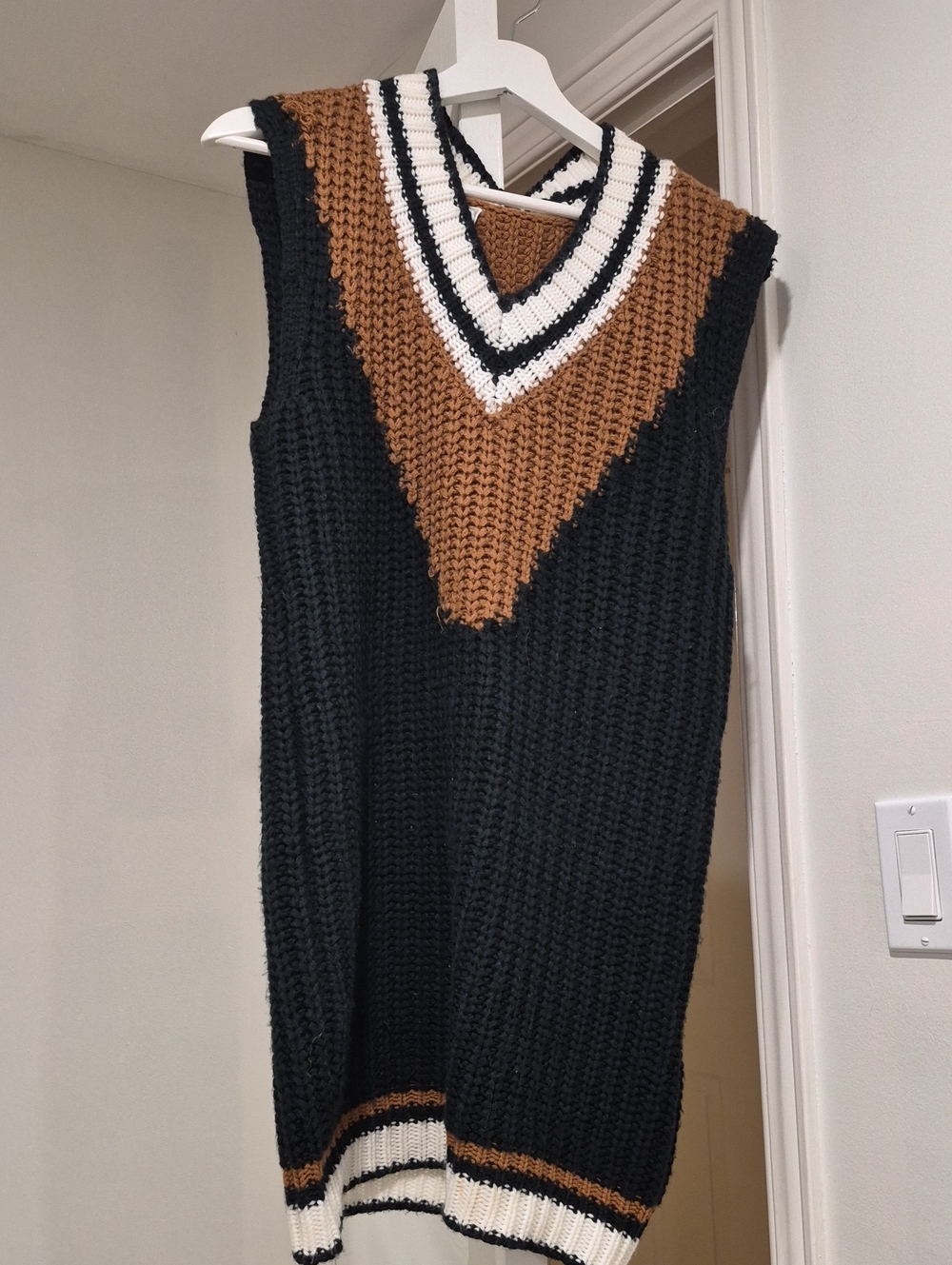 Sadie & Sage Black Sleeveless V-Neck Sweater Dress with Brown and White Trim